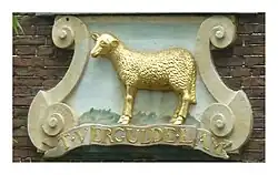 Gevelsteen met Gouden Lam