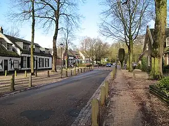 Dorpsstraat, met links achteraan rijksmonument De Lage Vuursche