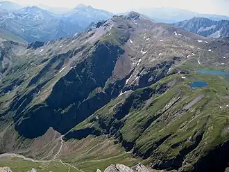 Zicht op de Port Vieux de Barroude (uiterst links) vanaf de Pic de La Gela in oostelijke en zuidelijke richting. Centraal is de Pic de Port Vieux zichtbaar, rechts de Port de Barroude (2534 m).