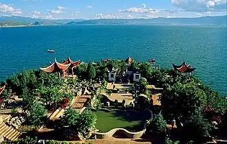 De tempels van Guanyin Si (letterlijk: "luchtspiegeltempel") langs de oever van Er Hai