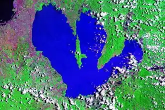Laguna de Bay gefotografeerd door Landsat 7