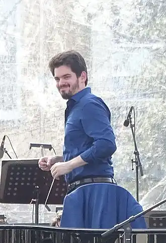 Dirigent Lahav Shani tijdens een repetitie.