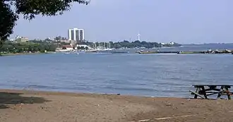 Het Ontariomeer en strand gezien vanaf Toronto