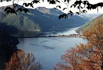 Meer van Lugano met links op de achtergrond Monte San Giorgio (met de bomen)