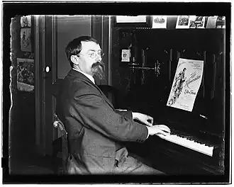 Lambert Adriaan van Tetterode aan zijn piano in zijn woning Nassaukade 117