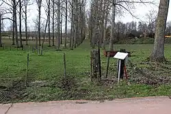 De afgesloten toegangsweg naar de bron: de vroegere dreef naar Kasteel Dessener