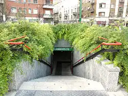 De toegang midden op het plein