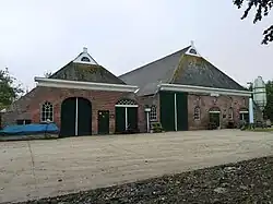 Achterzijde westelijke buitendijkse boerderij (natuurboerderij)