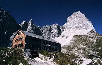 De oostzijde van de Lamsenspitze, boven de Lamsenjochhütte