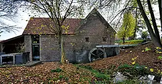 De van oorsprong 16e-eeuwse Heidemolen met vernieuwd waterrad