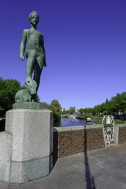 Het beeld met rechts het Verbindingskanaal