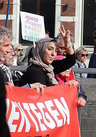 Benali vooraan bij de Landelijke Demonstratie tegen Racisme en Fascisme, 2025