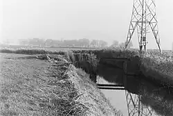 Landhoofden voor de brug van de tramlijn Franeker - Arum over een sloot bij de Achlumer Molen.