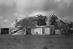 De oorspronkelijke voorgevel (1954), nu de achterkant