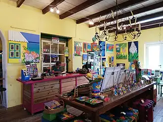 Galerie van Nena Sanchez in landhuis Jan Kok, met Ana achter de toonbank