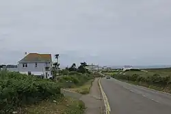 De huizen aan het einde van de weg staan op het verste punt.