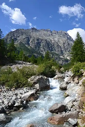 Ten westen van het gehucht Ailefroide