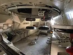 interieur met vooraan de koepel en achterin het stuur voor de tweede chauffeur