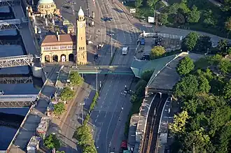 Metrostation Landungsbrücken vanuit de lucht (rechts). Het S-Bahn station ligt hier ondergronds (2013). Links op de foto de passagiersterminal St. Pauli-Landungsbrücken