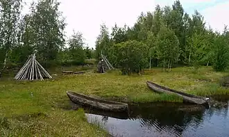 Reconstructie van hutten en boomstamkano's uit de steentijd, bij Långbergen