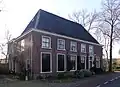 Dwarshuisboerderij De Lindeboom met koetshuis annex veeschuur en hek