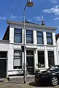 Huis met gepleisterde lijstgevel