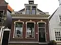 Woonhuis met invloeden van Neoclassicisme-tijl