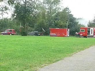 Een haakarmvoertuig zet een COH bij een VC-2 neer.