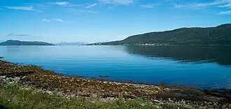 De Langfjord gezien vanaf de het plaatsje Holm