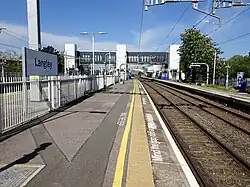 De perrons in de huisstijl van de Elizabeth line met de loopbrug met liften.