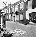 Woonhuis/winkel met poort