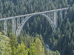 Zicht op het viaduct in de zomer