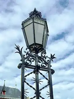 Neogotische lantaarn voorplein