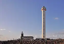 De oude en de nieuwe vuurtoren, gezien vanuit het oosten.