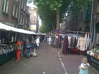 De lapjesmarkt op zaterdag in de Breedstraat