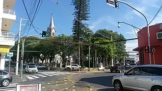 Het centrale plein met de katholieke kerk São João Batista in Laranjal Paulista