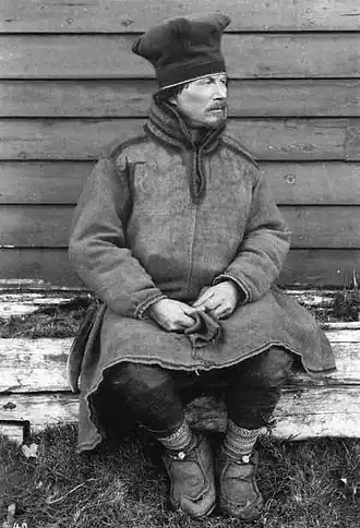 Hætta in 1882 of 1883.