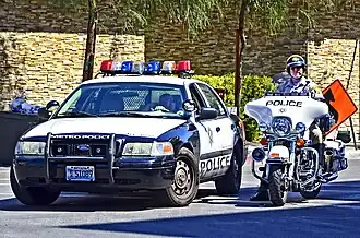 LVMPD politiewagen en motor naast elkaar