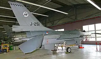 De laatste drie F-16's in de theaterlocatie (hangar 11) op vliegbasis Twente vlak voor definitief vertrek in juni 2007.
