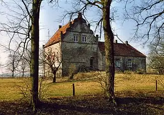 Huis te Lathum. Adellijk huis, oorspronkelijk bestaande uit een hoge en een lage vleugel op L-vormige plattegrond, waarvan de eerste in 1945 verwoest en de laatste gerestaureerd