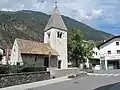 Latsch, kerk (Sankt Nikolaus Kirche) in straatzicht