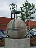 Monument met stoel te Lauenau, voor de voormalige Casala-fabriek