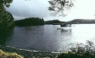 Een watervliegtuig op Laura Lake
