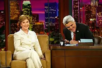Laura Bush en presentator Jay Leno.