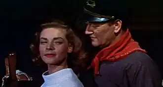 Lauren Bacall en John Wayne in Blood Alley