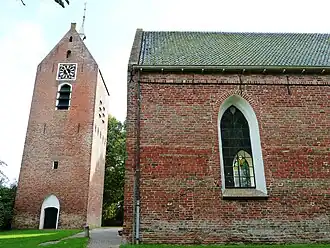 Ingang naar kerk en toren