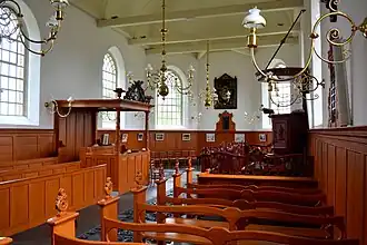 Interieur met preekstoel