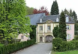 Oprijlaan en centraal gedeelte van het kasteel