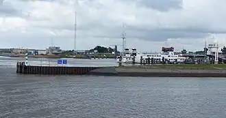 De haven met de sluis op de achtergrond
