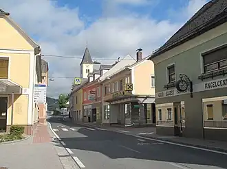 Lavamünd, straatzicht met kerktoren